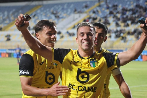 El campanil y los celestes festejaron en el cierre de la fecha